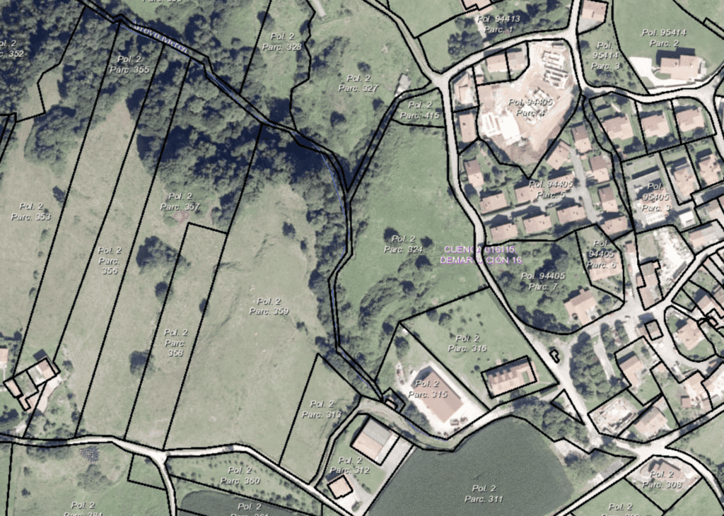 Imagen satelital y catastral del polígono 2 con parcelas rústicas y urbanas en Cantabria, incluyendo caminos, edificaciones, y límites entre parcelas. Localidades cercanas: Villafufre, Saro y Santa María de Cayón.