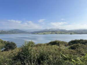 Paisaje cántabro con viviendas convertidas en apartamentos turísticos regulados según la normativa de Cantabria