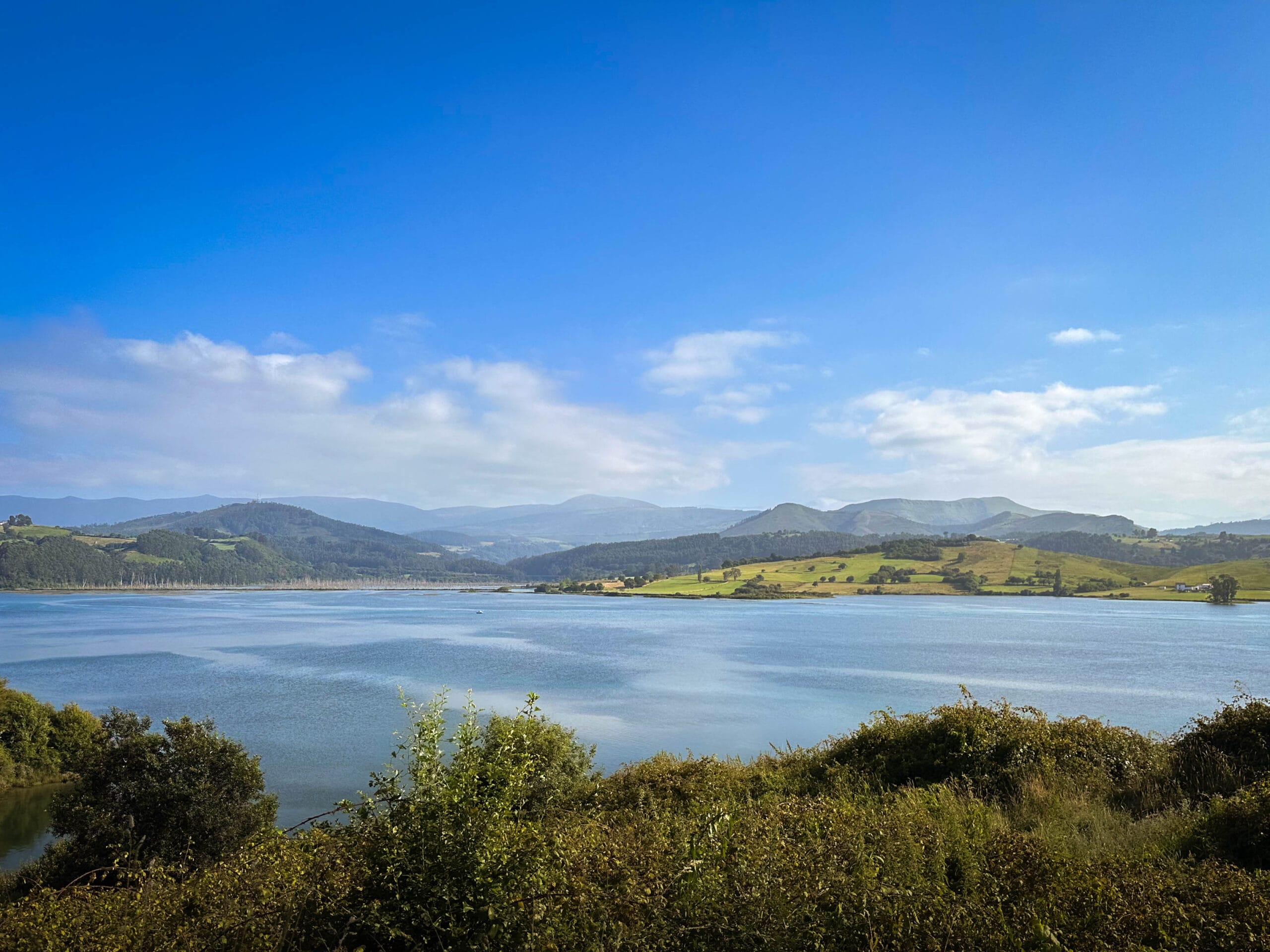 Vista panorámica de Cantabria con montañas y mar, ideal para ilustrar apartamentos turísticos en la región.